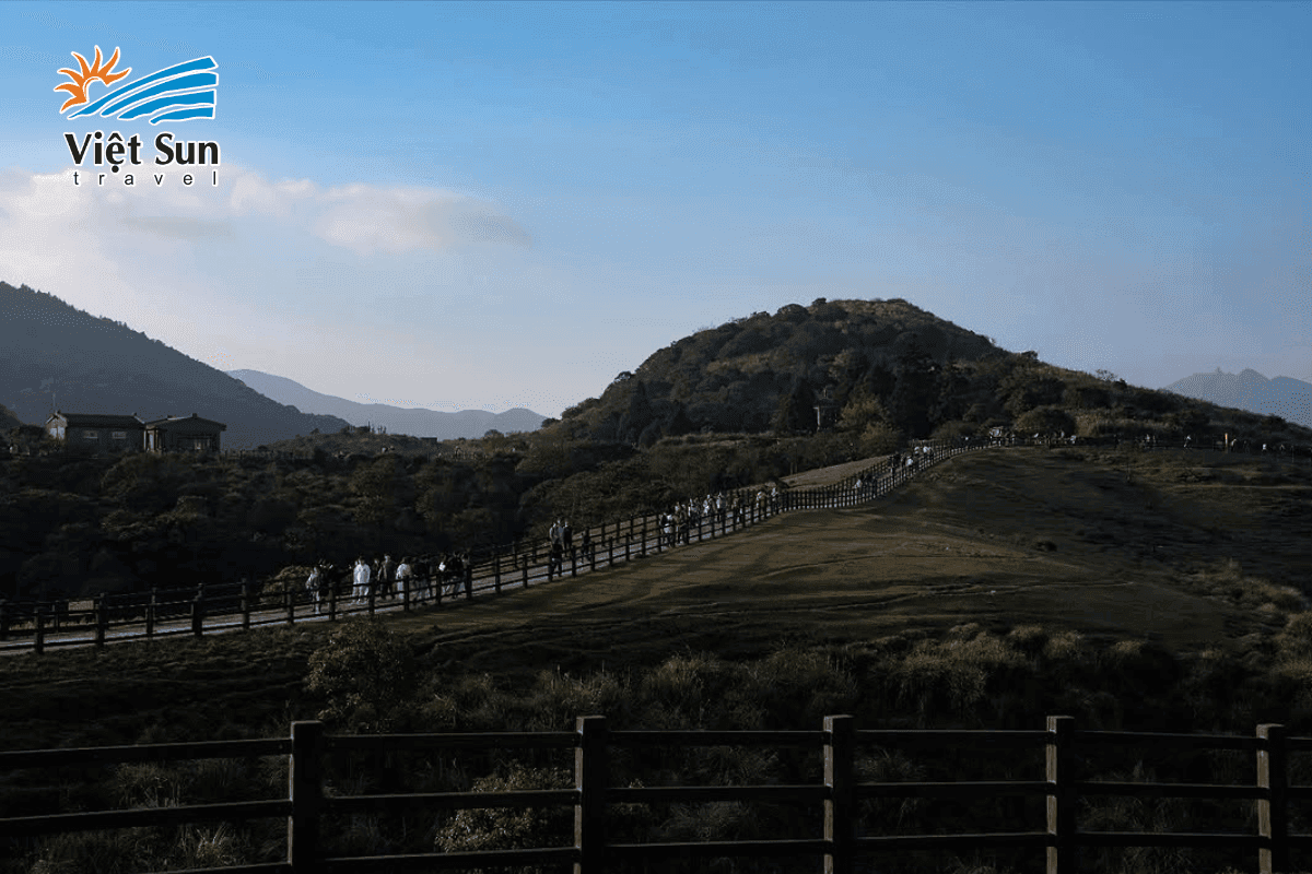Du khách trekking trên đường mòn Erziping.
