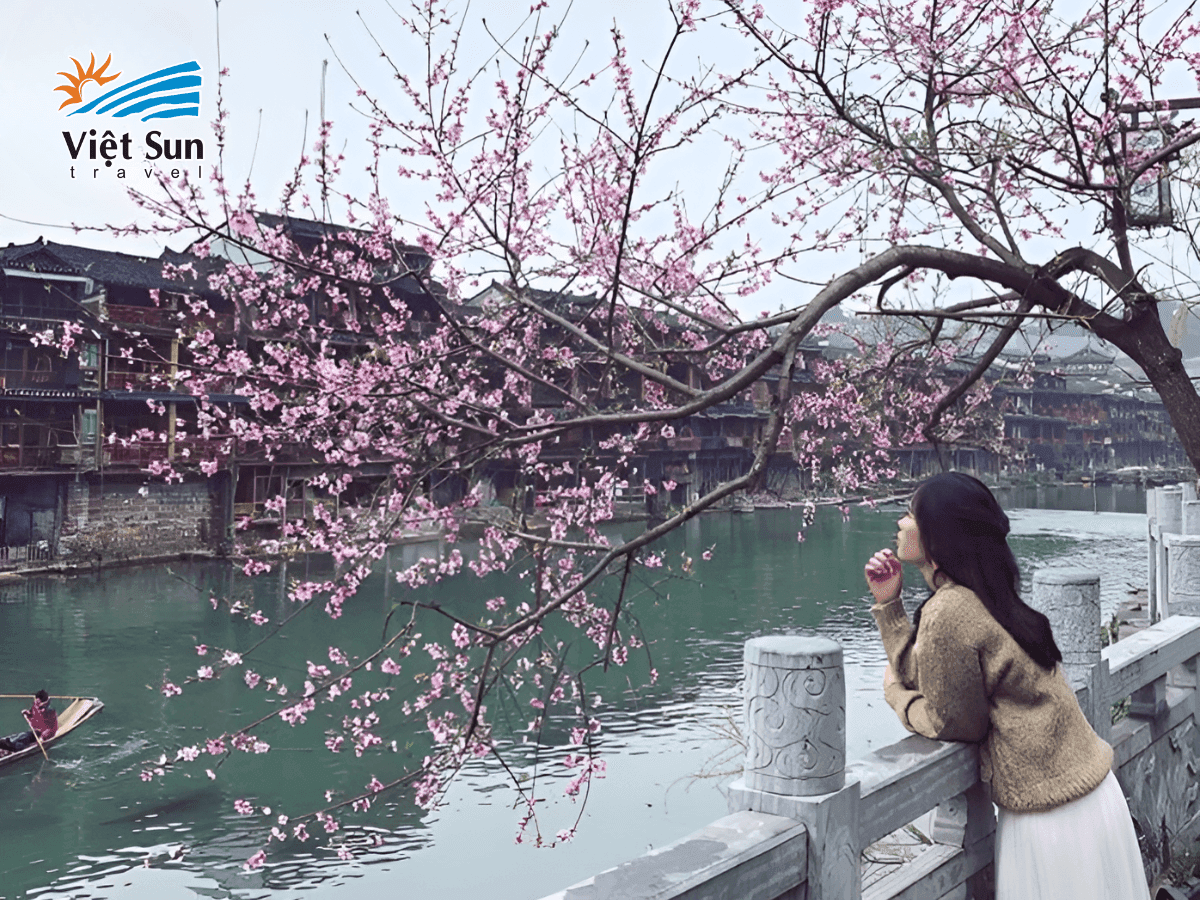 Du lịch Phượng Hoàng Cổ Trấn vào mùa xuân
