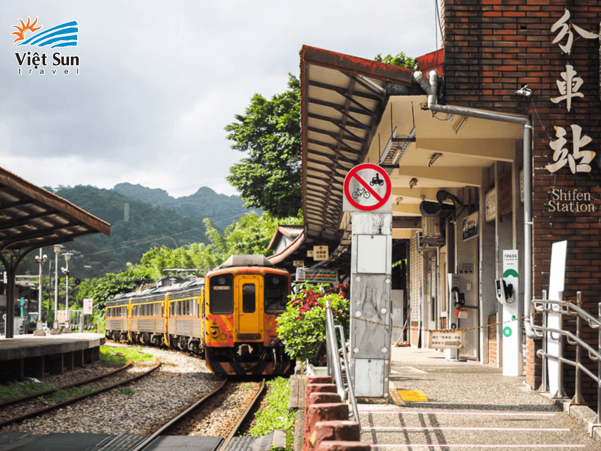 Đường ray tàu xuyên phố cổ Thập Phần