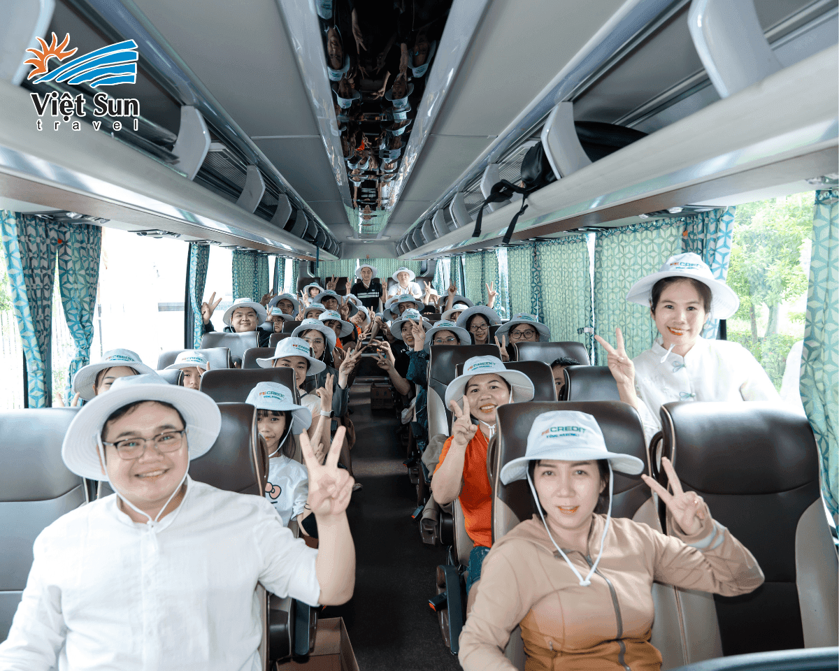 Đoàn khách di chuyển về Nhà hàng dự tiệc ăn uống cùng nhau