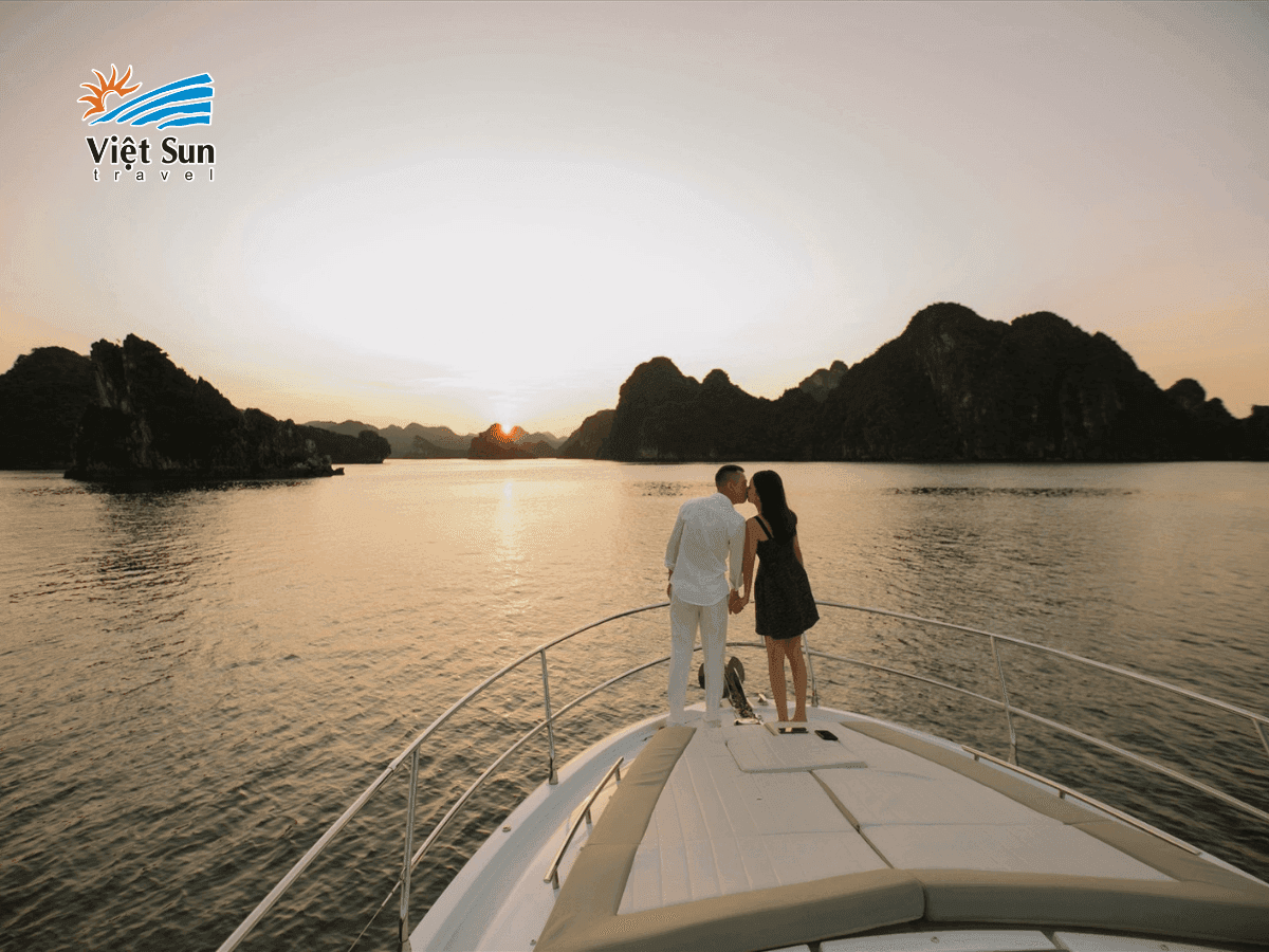 Hoàng hôn trên tàu Vịnh Hạ Long