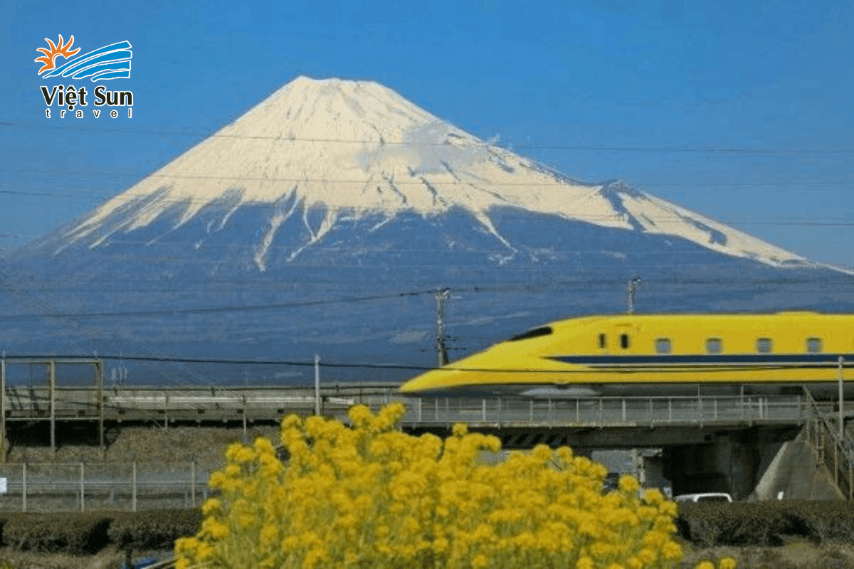 Hokuriku Shinkansen đến Nagano mùa đông.