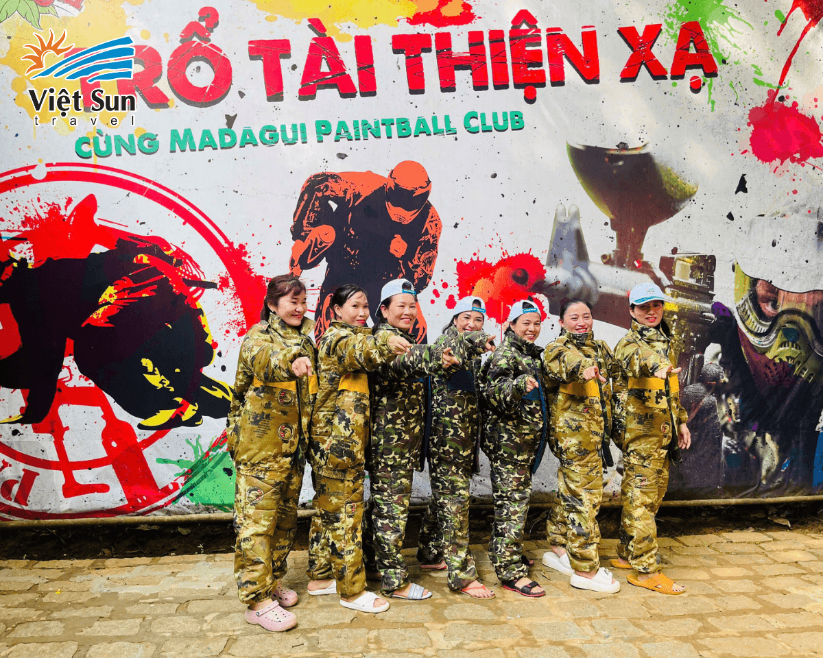Khách Tour đoàn Viet Sun chơi game