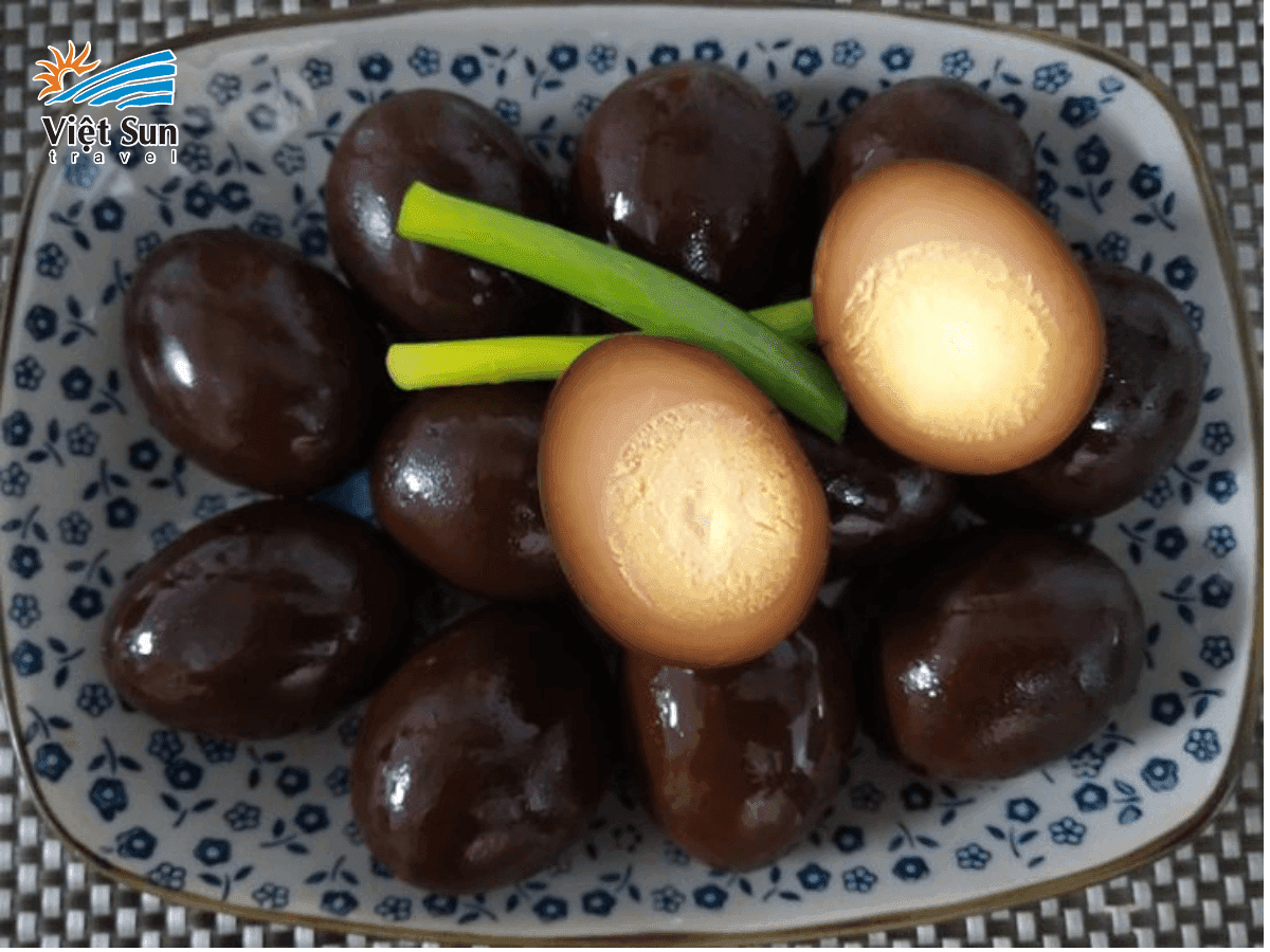 Khay trứng sắt thơm lừng, bốc khói nghi ngút.