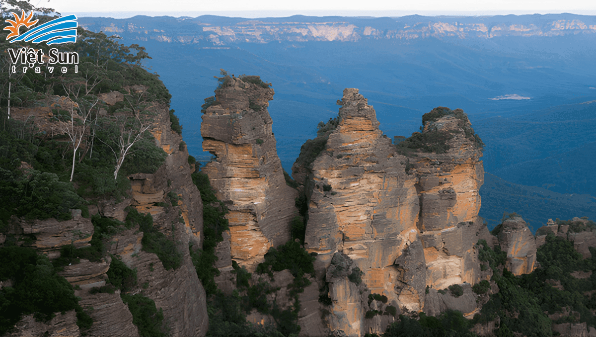 Khối Đá Ba Chị Em.Viet Sun Travel