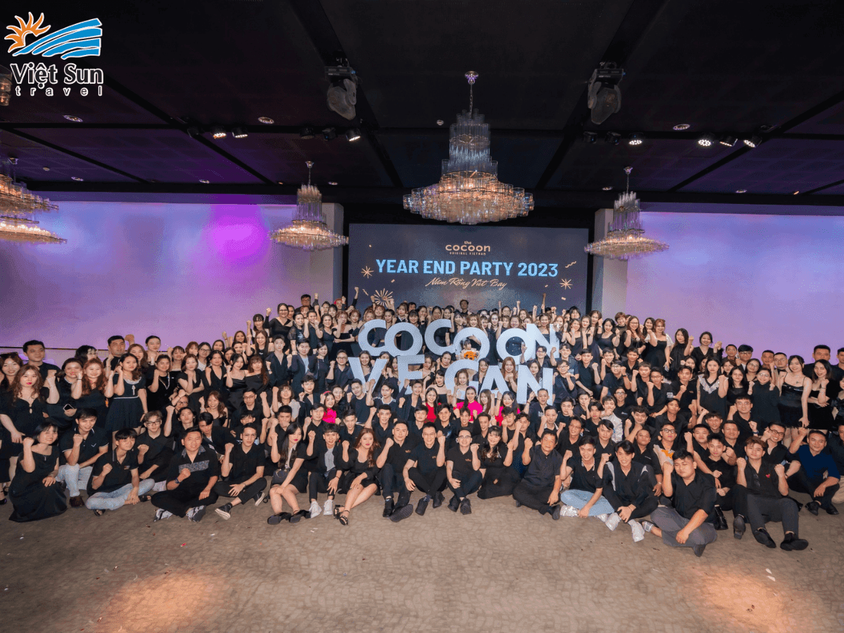 Không khí buổi tiệc cuối năm đầy hào hứng