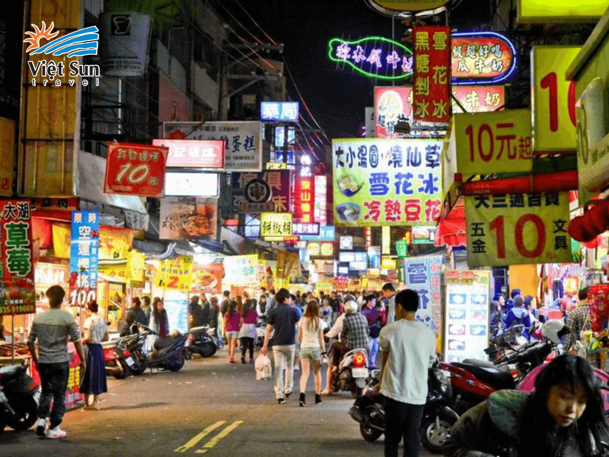 Không khí nhộn nhịp tại chợ đêm Liuhe