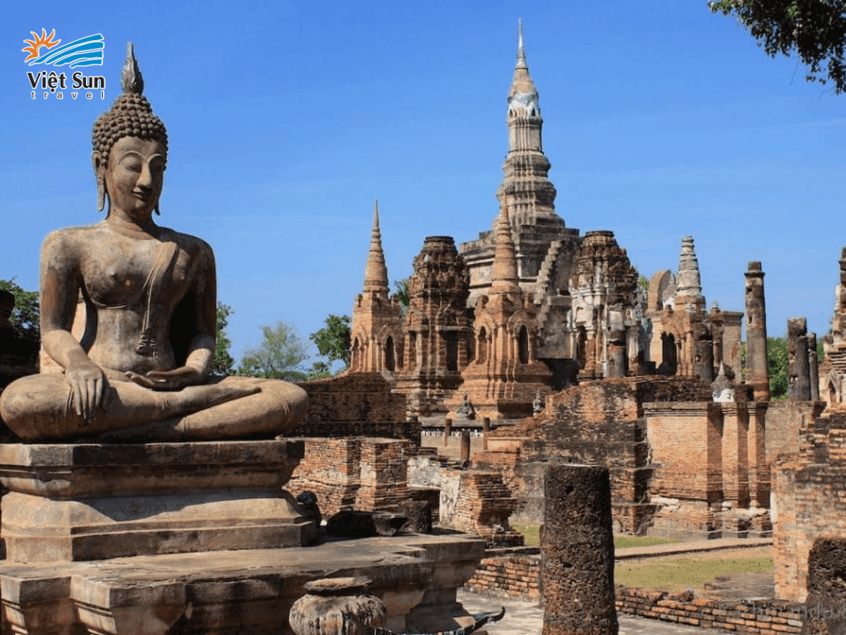 Kiến trúc cổ kính tại chùa Wat Mahathat