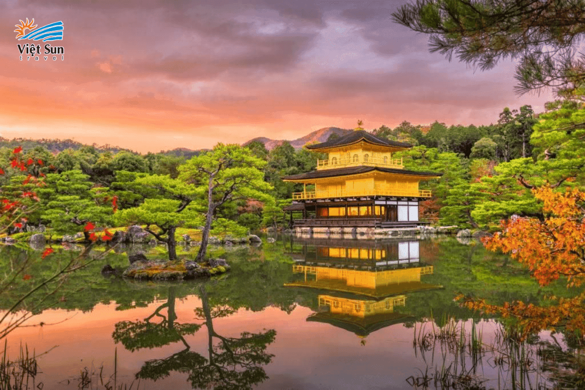 Kinkakuji phản chiếu rực rỡ trên mặt hồ.