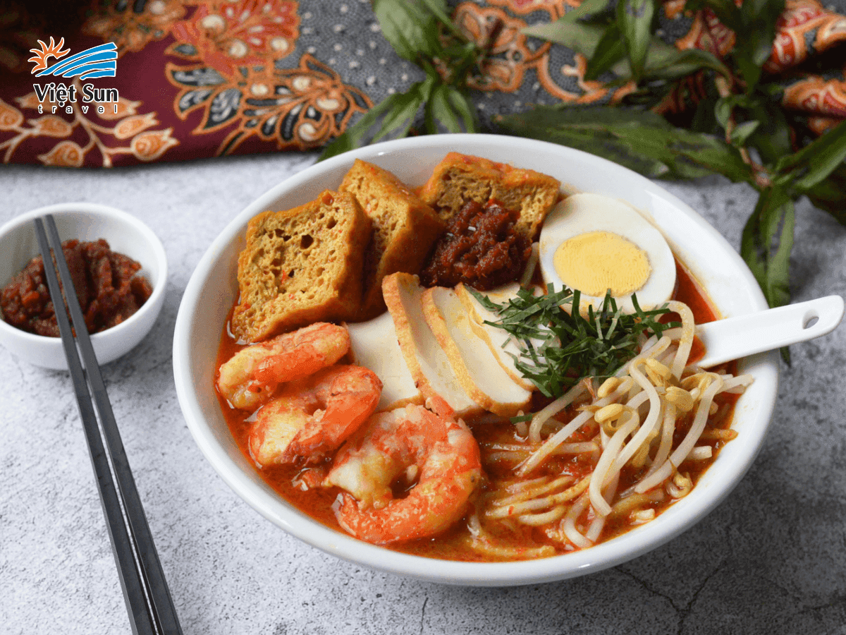 Laksa - Mì cay béo ngậy với nước cốt dừa