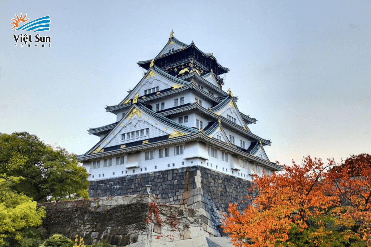 Lâu đài Osaka cổ kính giữa lòng thành phố.