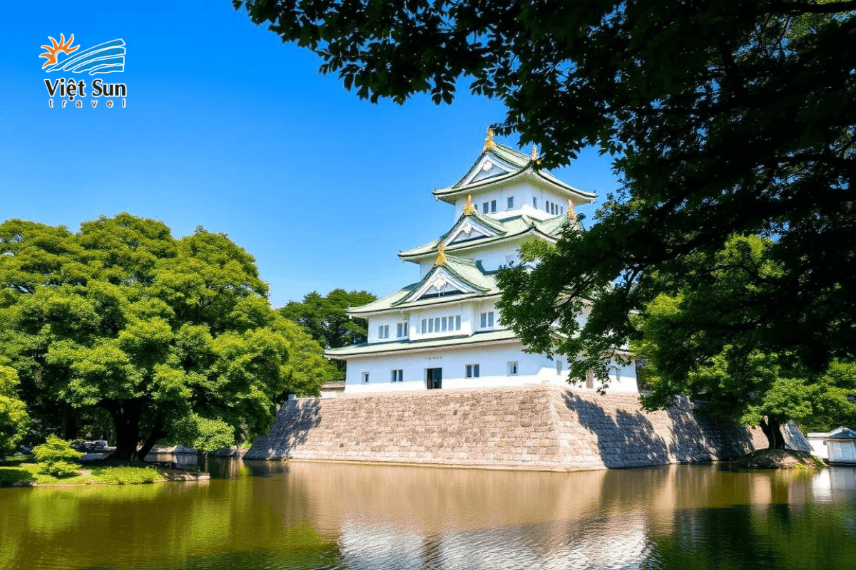 Lâu đài Osaka mùa hè.
