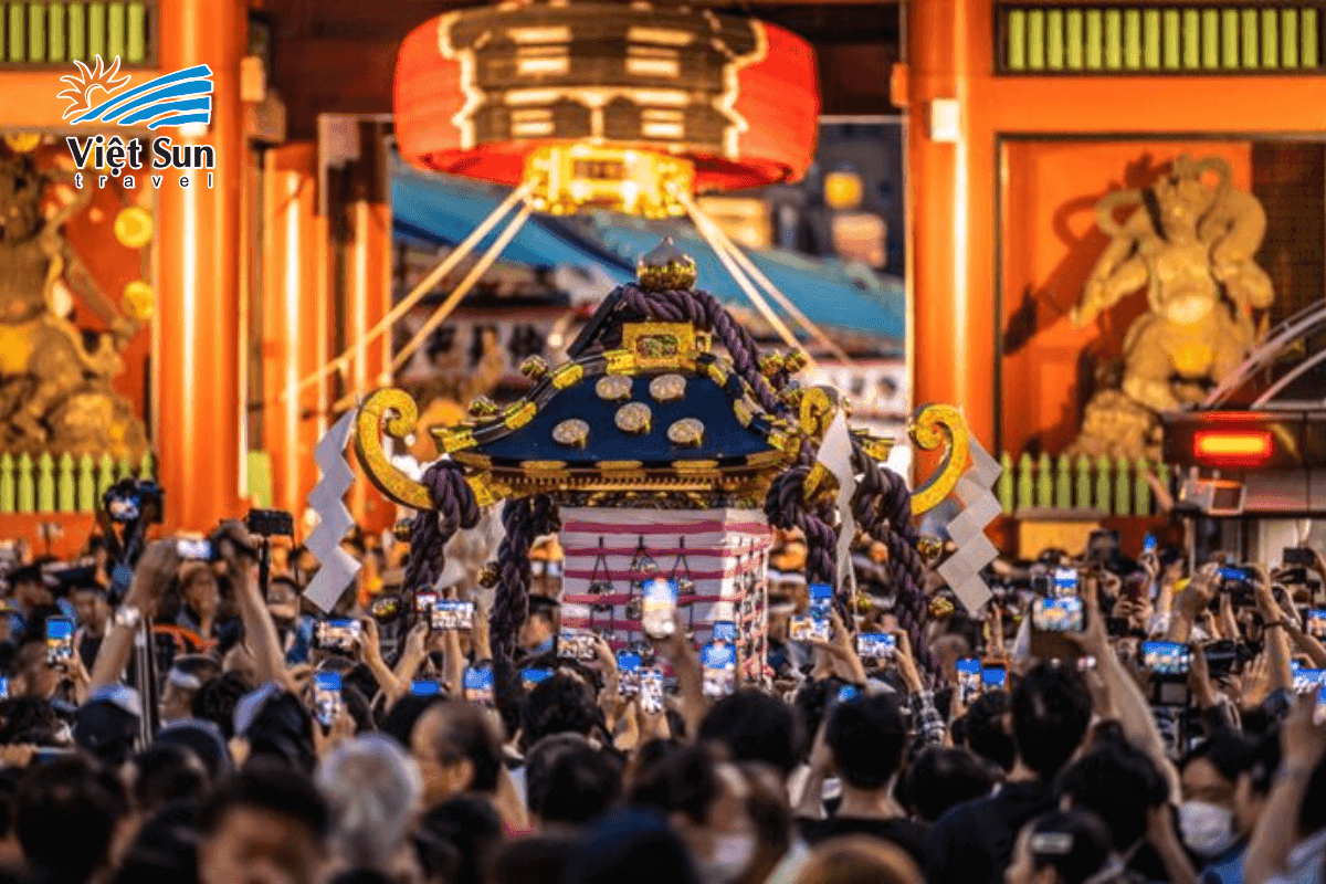 Lễ hội Sanja Matsuri sôi động tại Asakusa