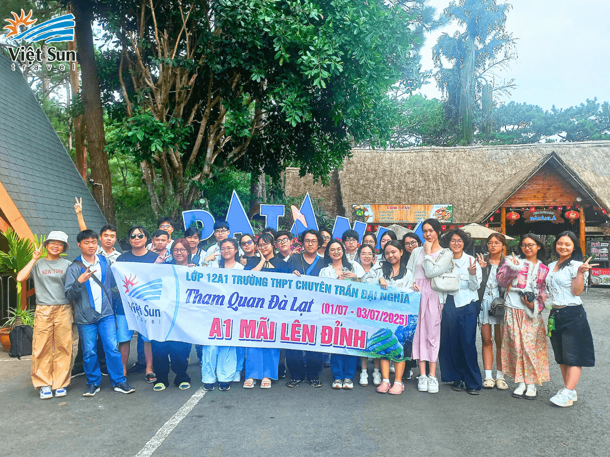 Lớp 12A1 - Trường chuyên Trần Đại Nghĩa 