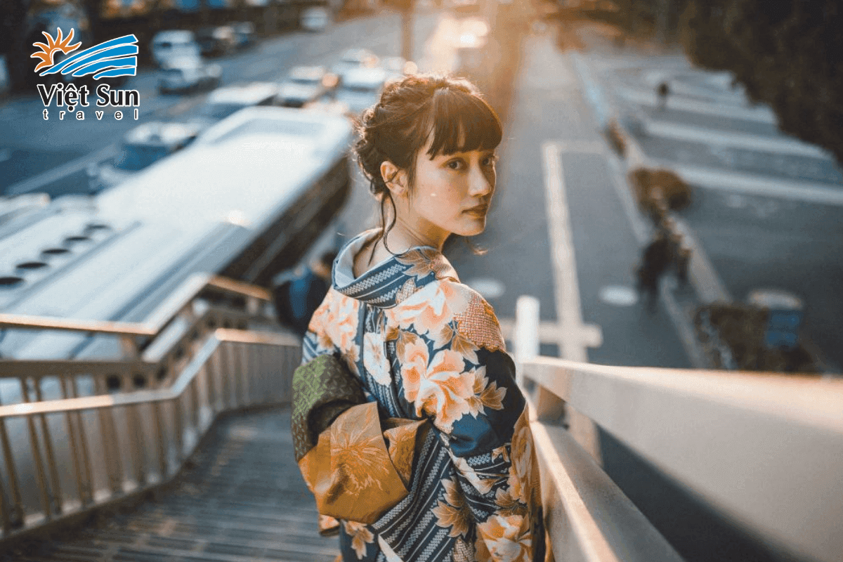 Mặc kimono thưởng thức ẩm thực lễ hội.