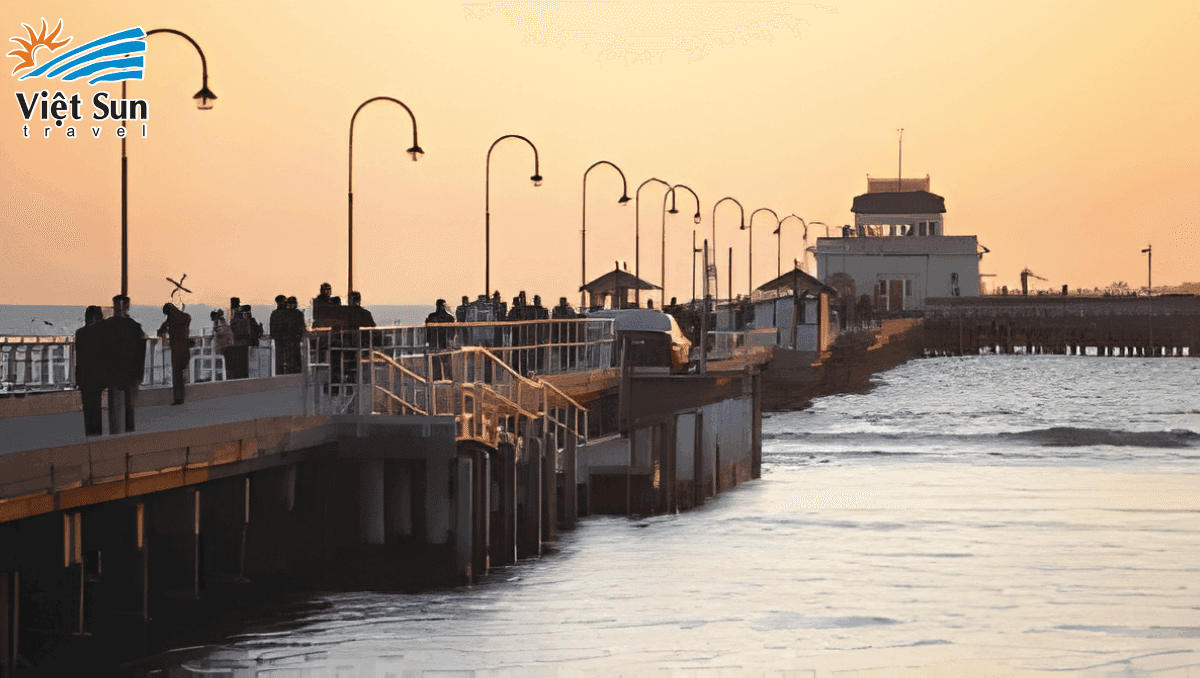 Ngắm hoàng hôn tại St Kilda.Viet Sun Travel 
