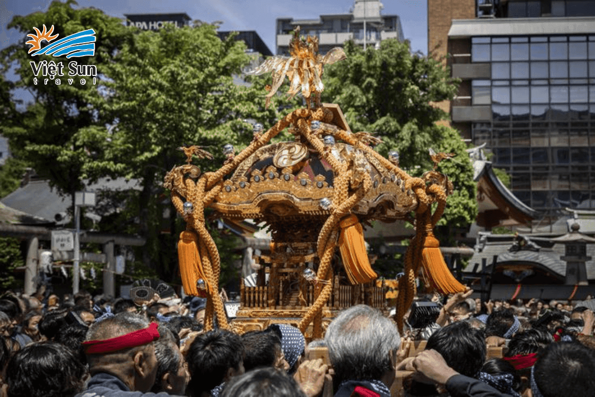 Nghi thức rước kiệu trong lễ hội Asakusa