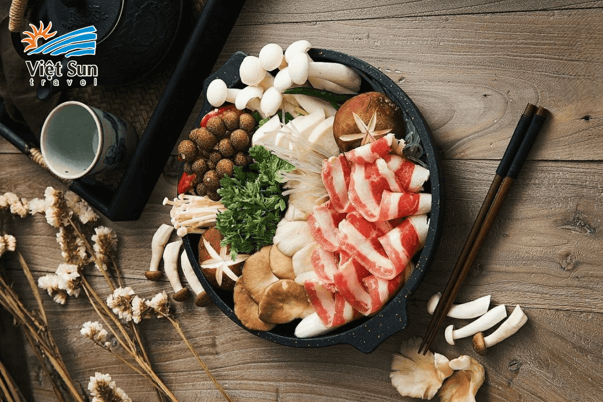 Nguyên liệu lẩu Shabu Shabu đầy đủ.