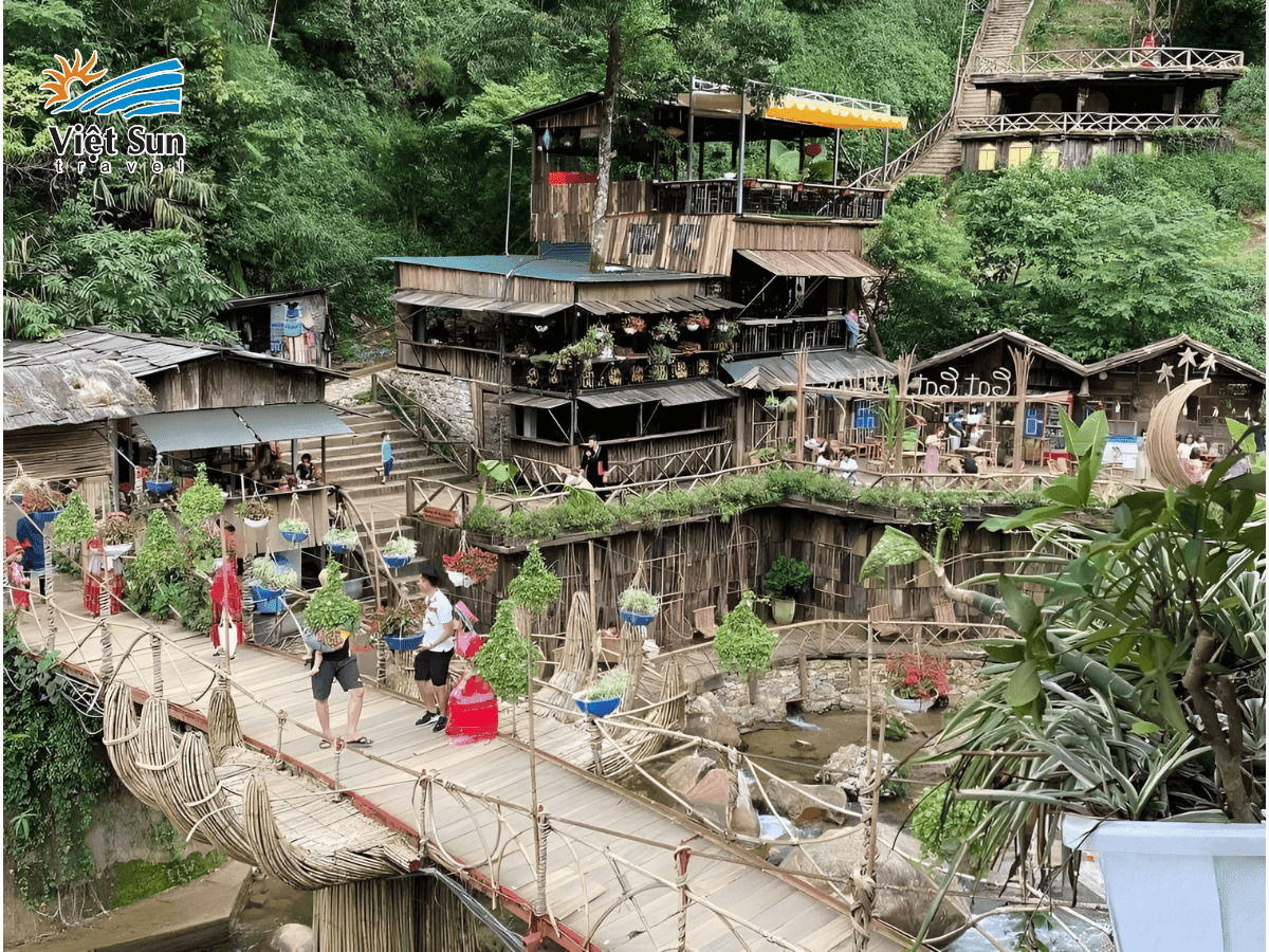 Những căn nhà gỗ đơn sơ tại bản Cát Cát