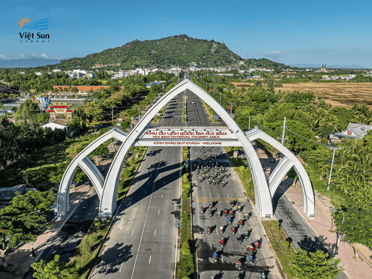 Núi Sam thu hút khách du lịch