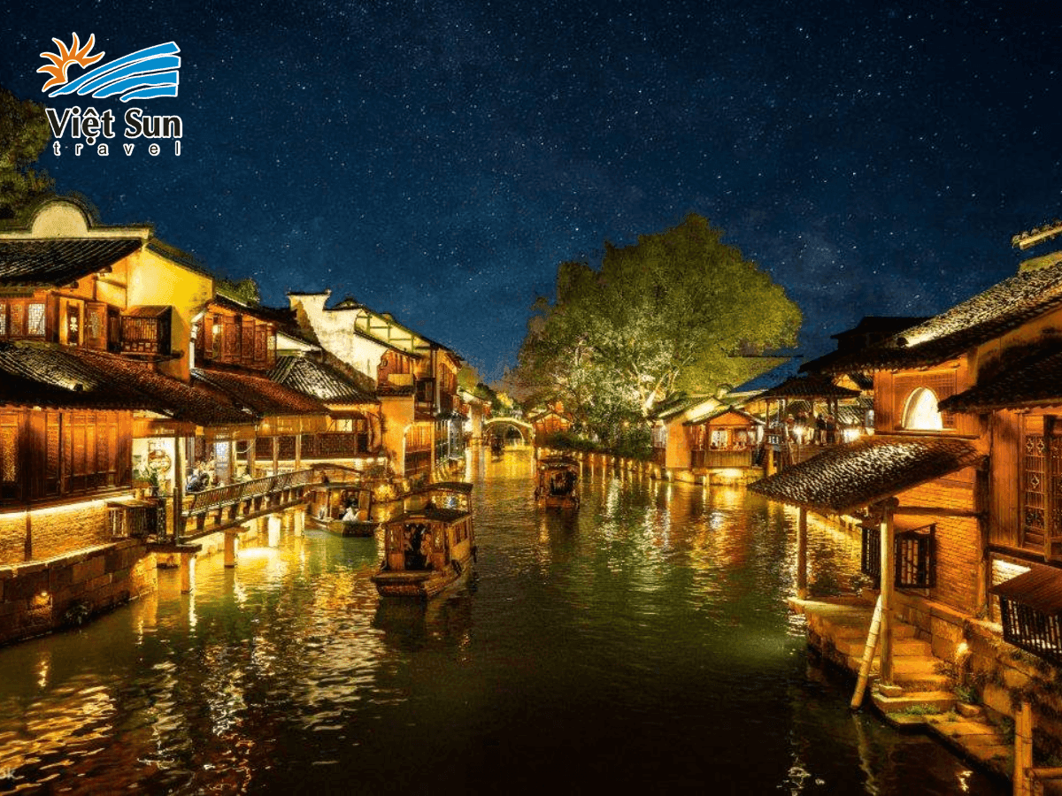 Ô Trấn cổ kính rực rỡ ánh đèn về đêm