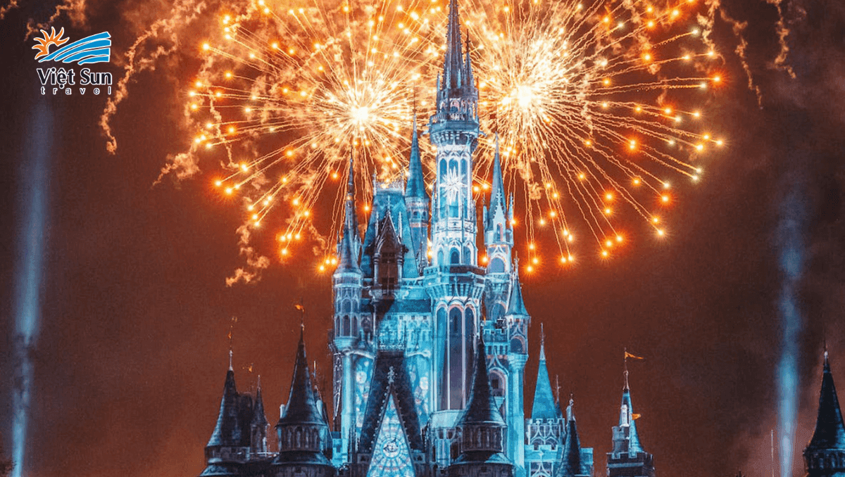 Pháo hoa rực rỡ ở Disneyland Tokyo.png