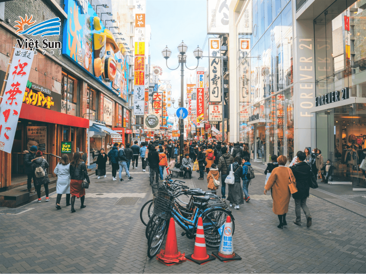 Phố Shinsaibashi tấp nập đồ ăn