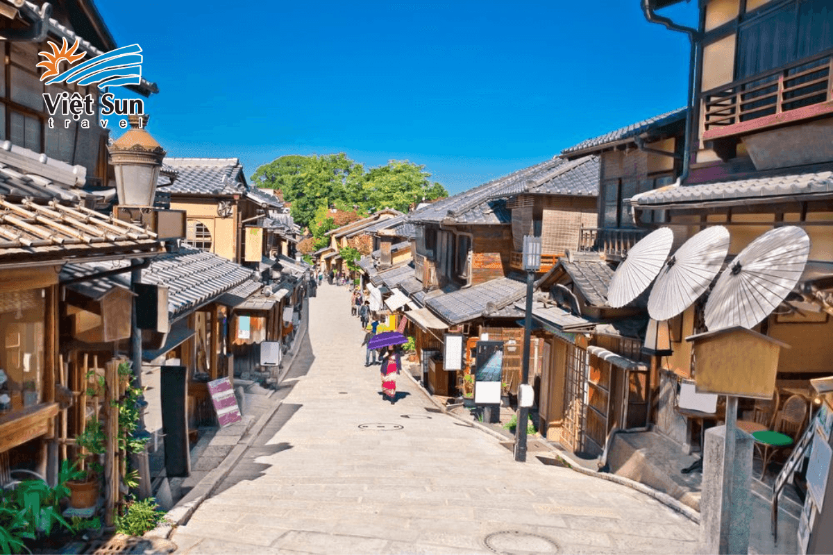 Phố cổ Gion Kyoto rực rỡ đèn lồng buổi tối.
