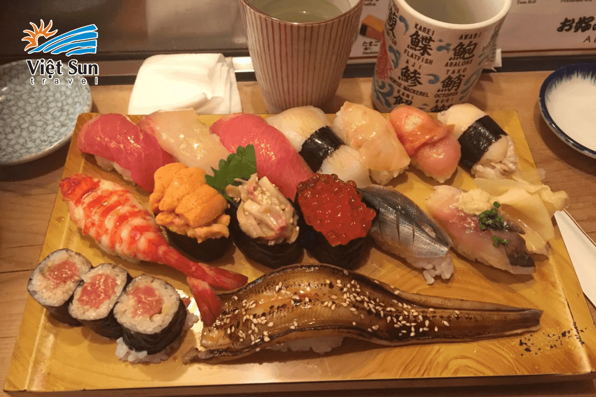 Sushi tươi ngon tại chợ Tsukiji.