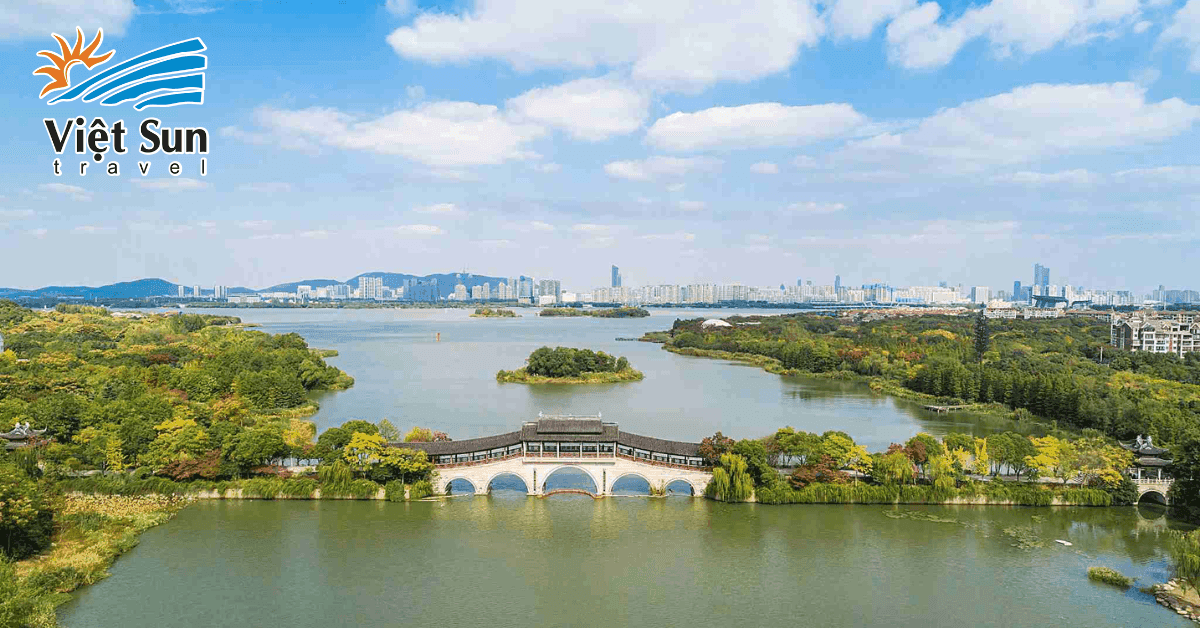Ngồi thuyền cổ dạo Thái Hồ