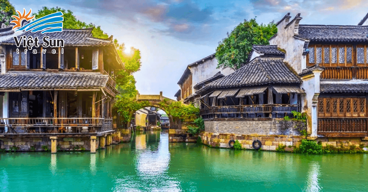 Dạo thuyền ngắm phố cổ Ô Trấn thơ mộng