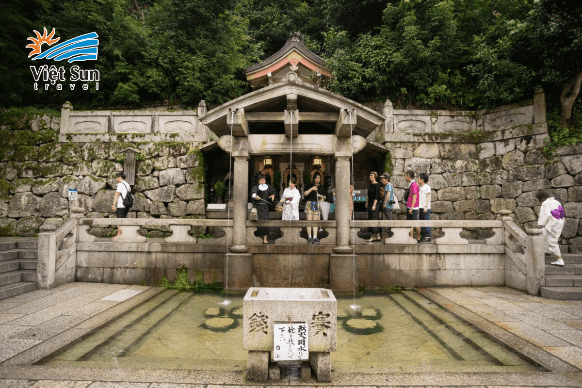 Thác Otowa trong khuôn viên chùa Kiyomizu.