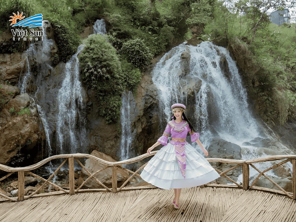 Thác Tiên Sa hùng vĩ gần Cầu treo Cát Cát