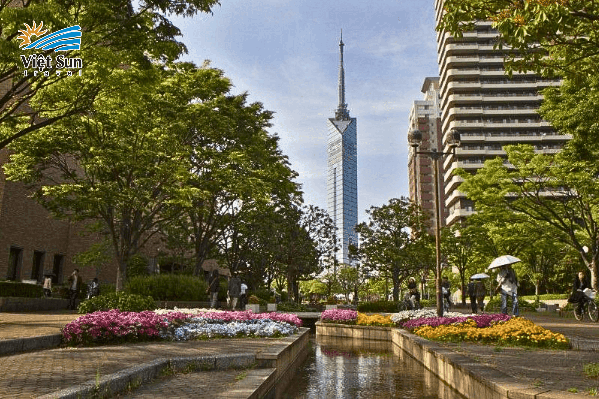 Tháp Fukuoka bên bờ biển xanh trong.