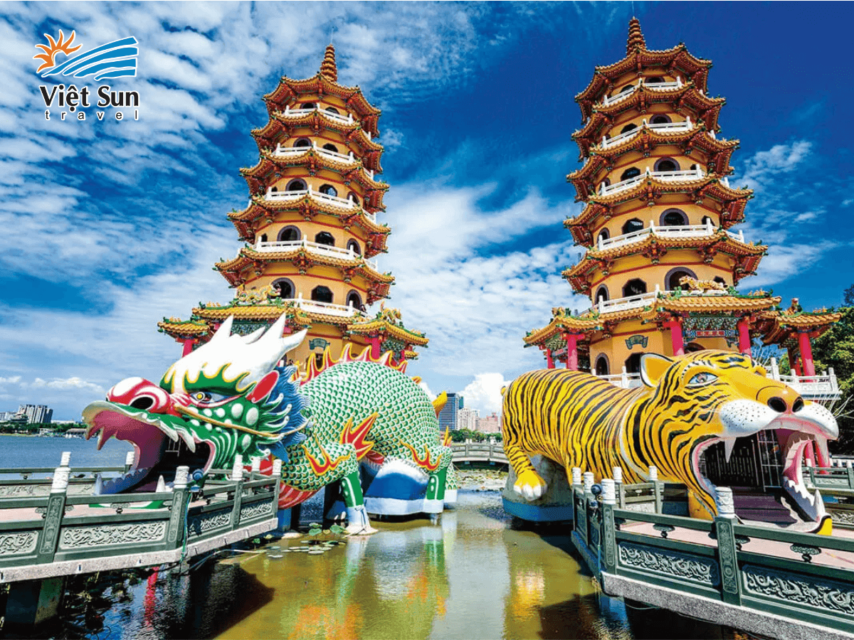 Tháp Long Hổ đầy màu sắc tại Đầm Liên Trì