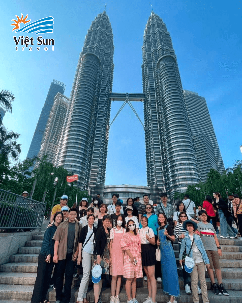 Đoàn khách Viet Sun Travel check in tại Malaysia