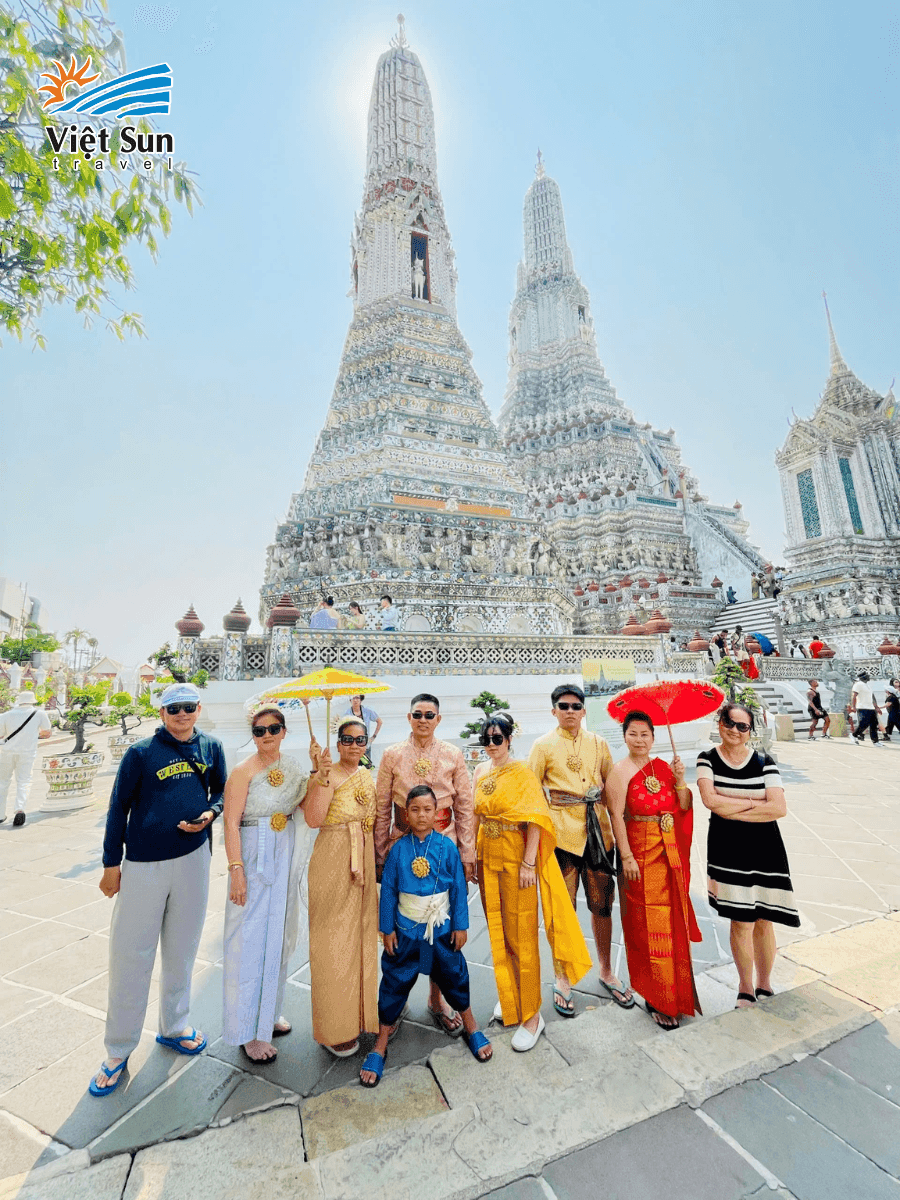 Đoàn khách Viet Sun Travel check-in tại Chùa Wat Arun