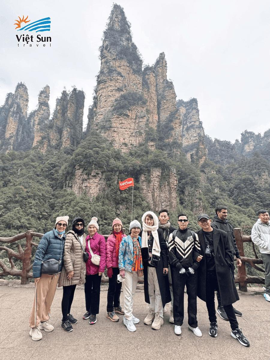 Đoàn khách Viet Sun Travel check-in tại Thang máy Bách Long