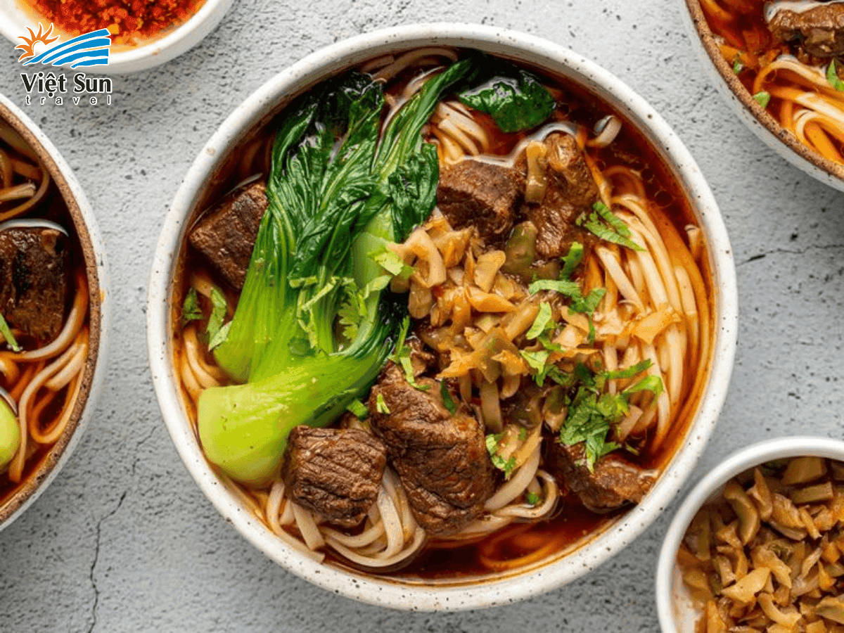 Tô mì bò nóng hổi hấp dẫn