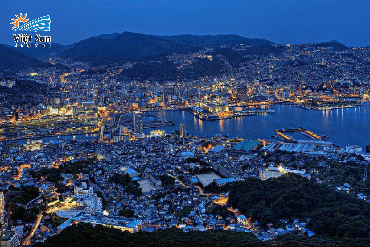 Toàn cảnh thành phố Nagasaki về đêm.