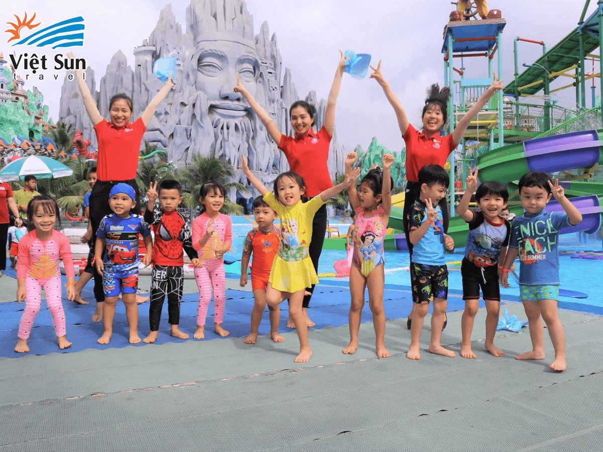Tour đoàn học sinh vui chơi tại Suối Tiên
