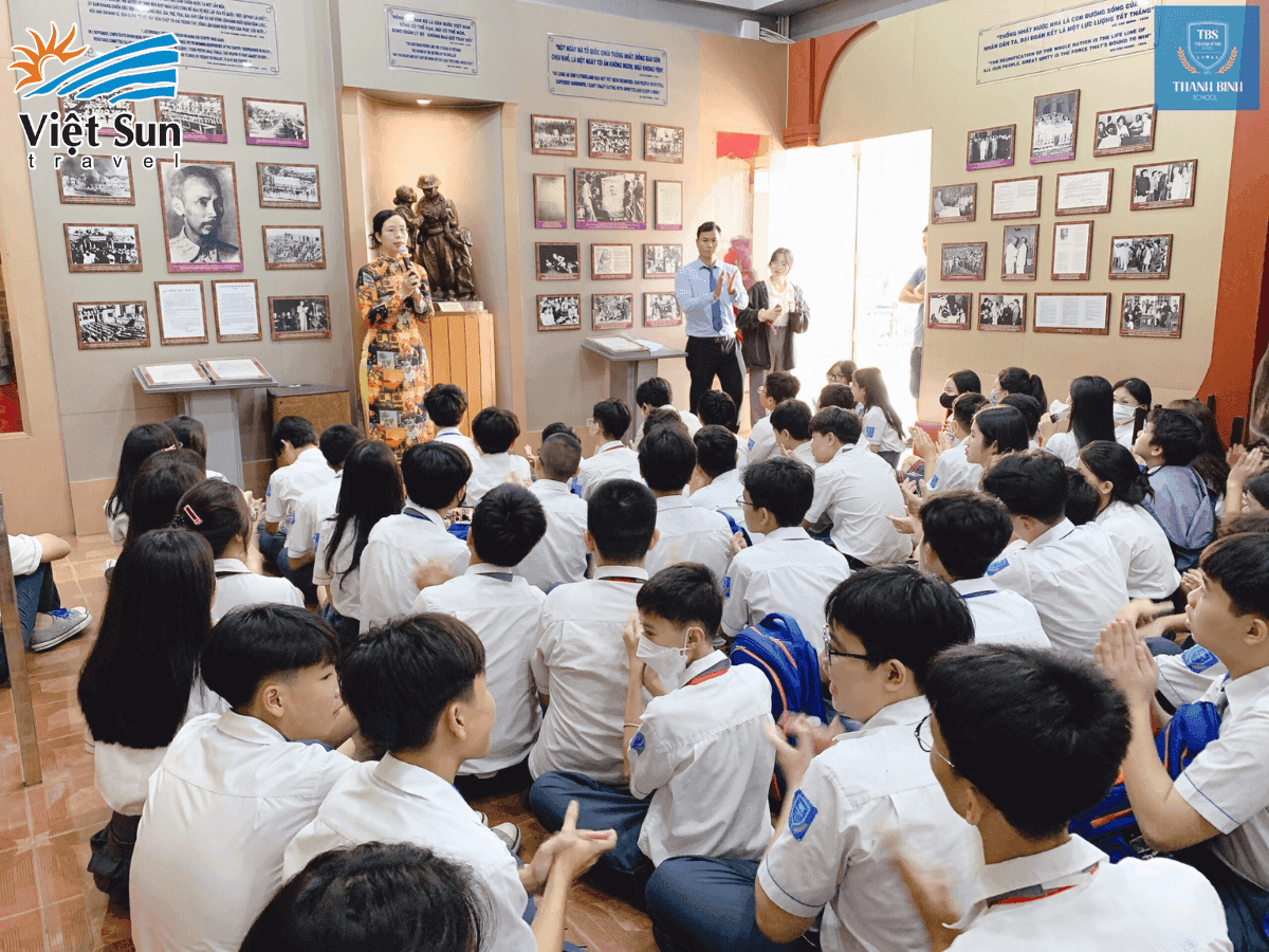 Tour học sinh cấp ba tham quan Bến Nhà Rồng