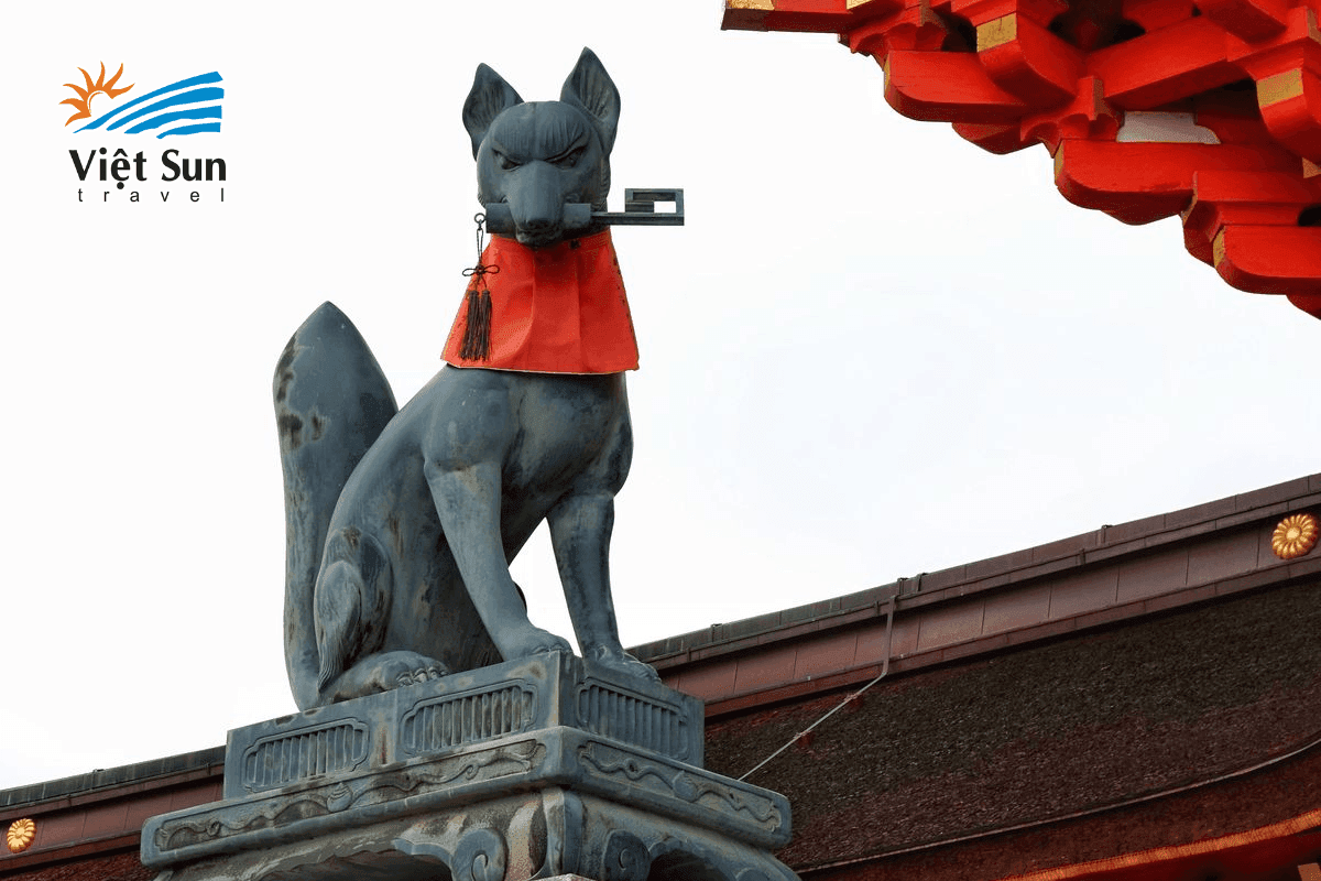 Tượng cáo đá linh thiêng tại Fushimi Inari.