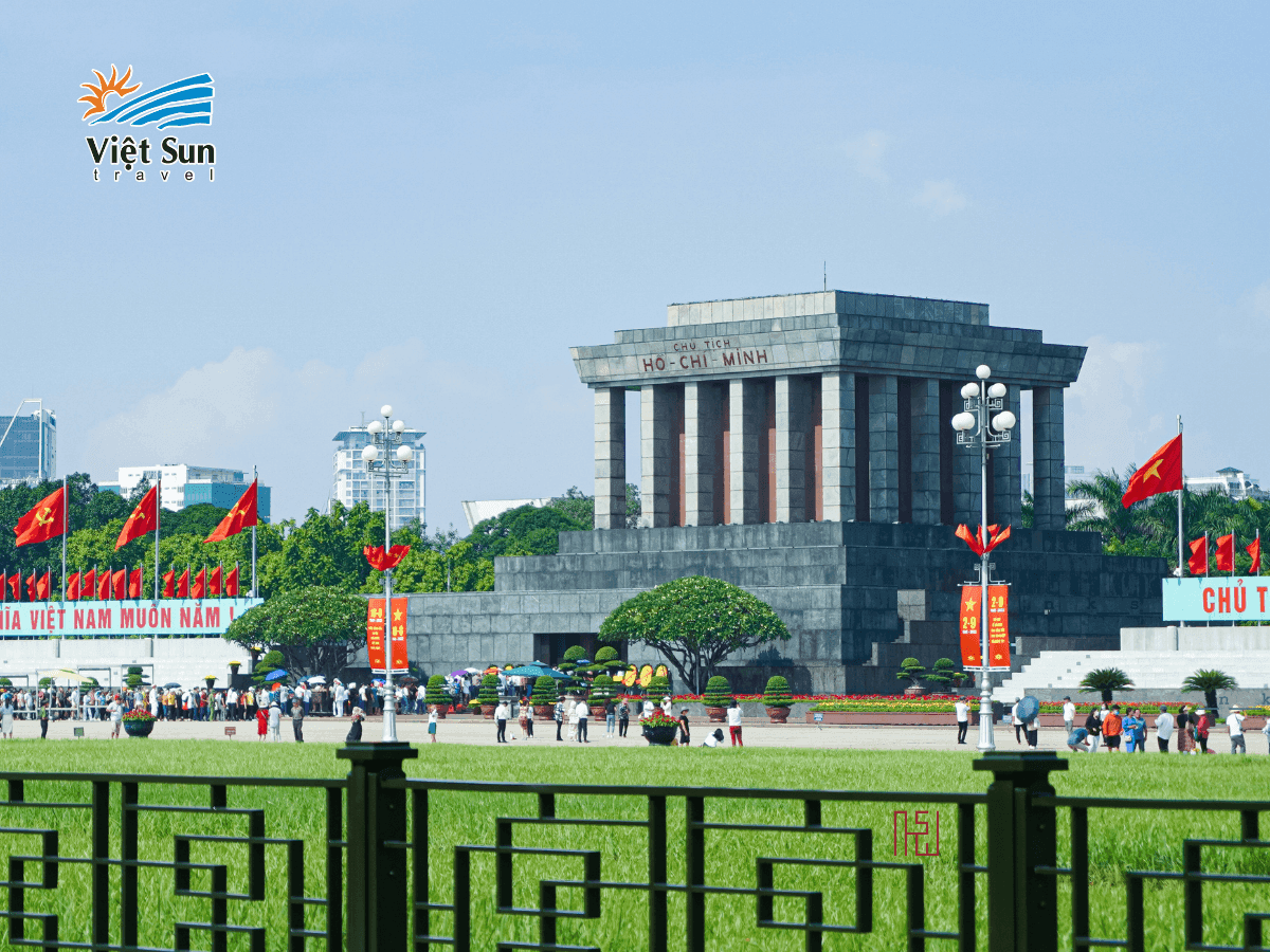 Viếng lăng Chủ tịch Hồ Chí Minh.png