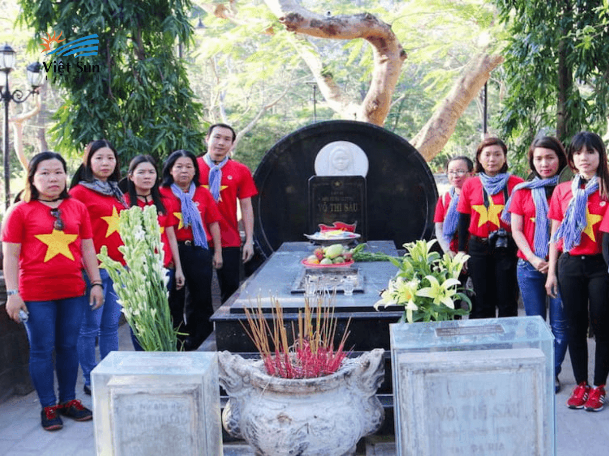Viếng mộ cô Sáu