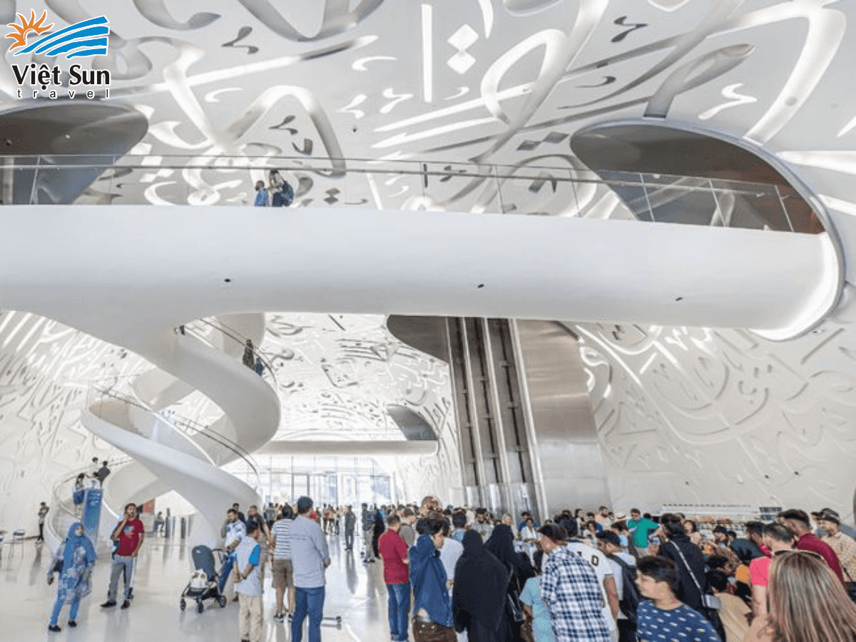 Du khách tham quan bảo tàng tương lai Dubai