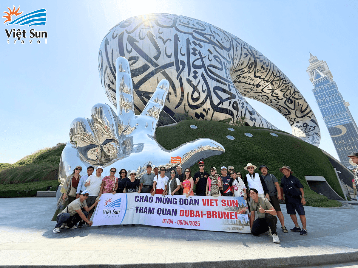 Đoàn khách Viet Sun Travel check in bảo tàng tương lai Dubai