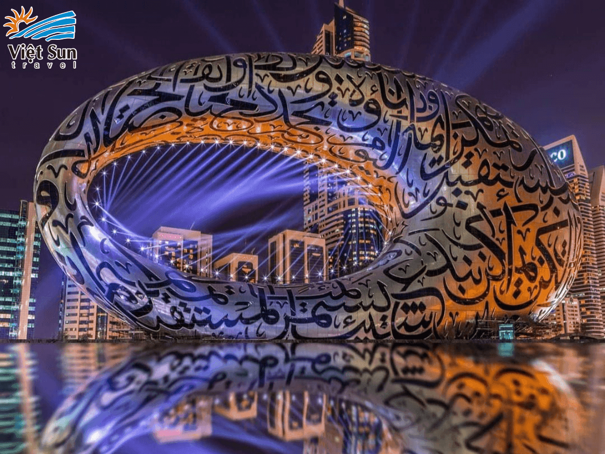 Khung cảnh bảo tàng tương lai về đêm tại Dubai