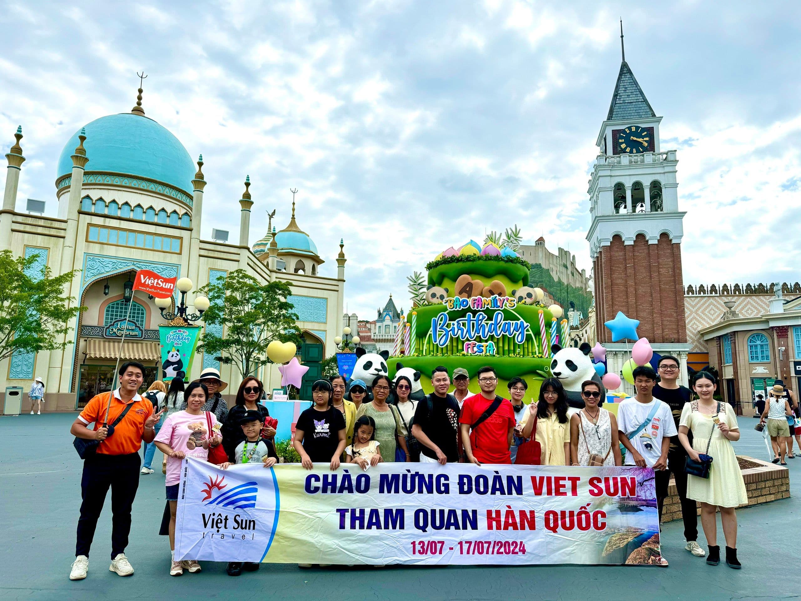 Đoàn khách check in công viên Everland