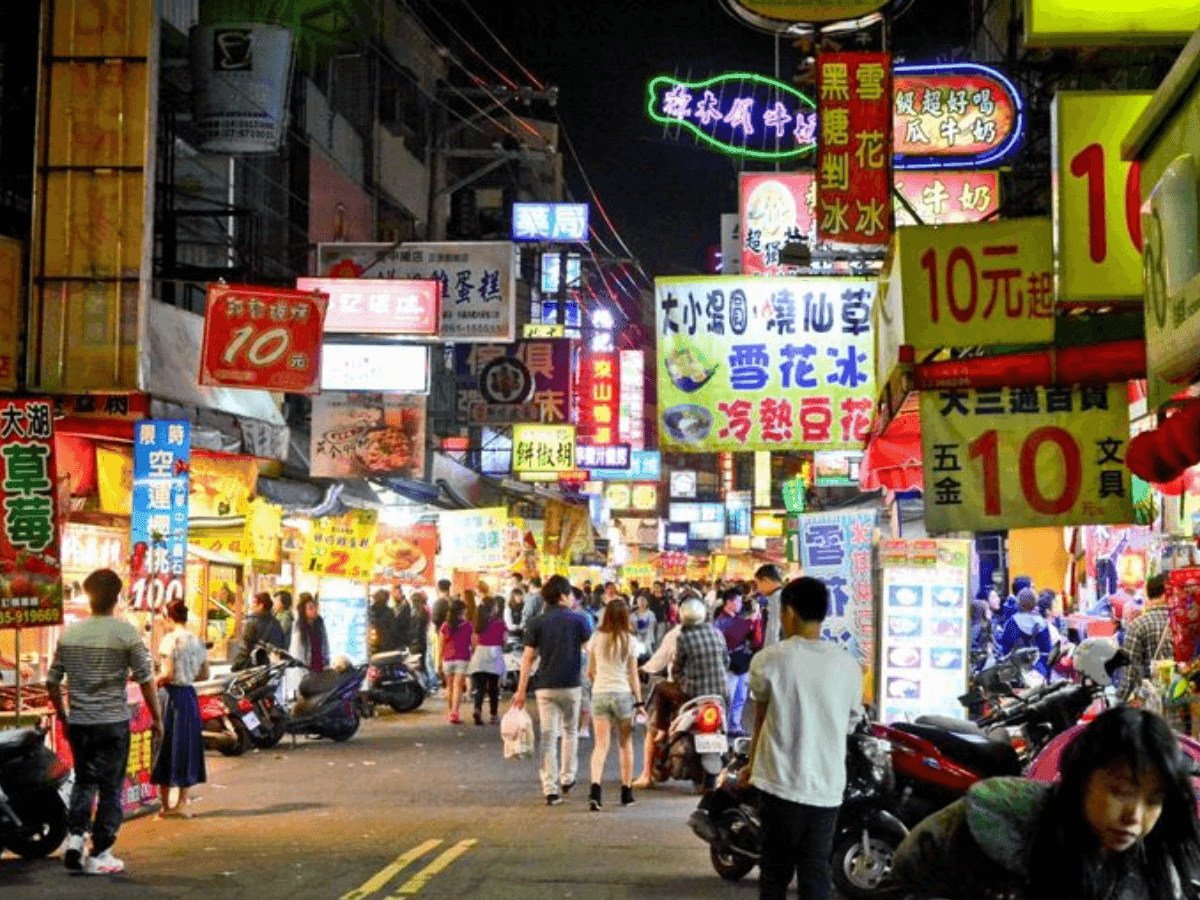 Dòng người nhộn nhịp tại Fengjia về đêm